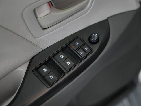 Used 2015 Toyota Sienna L image 42