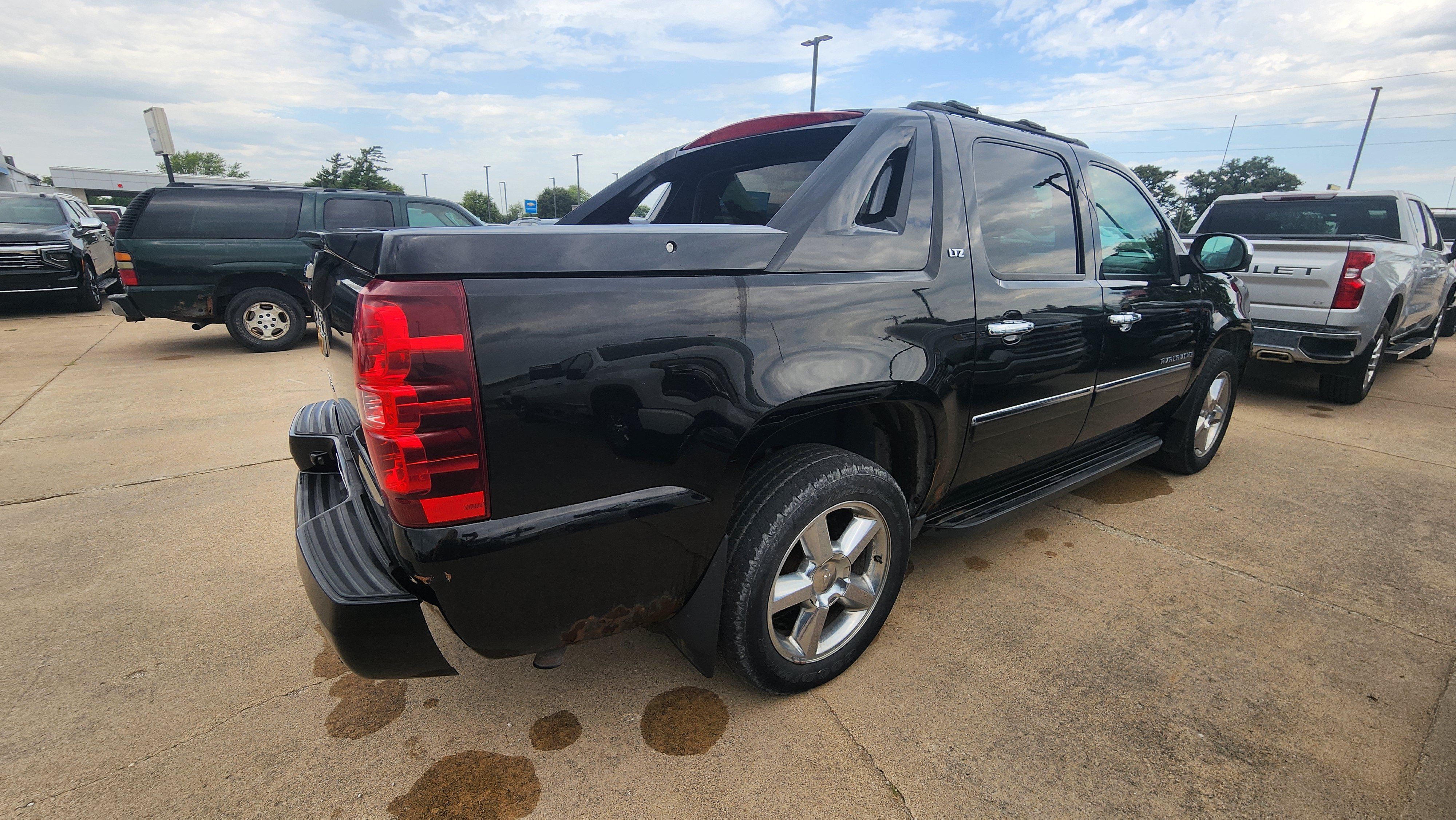 Used 2012 Chevrolet Avalanche LTZ AWD/4WD image 4