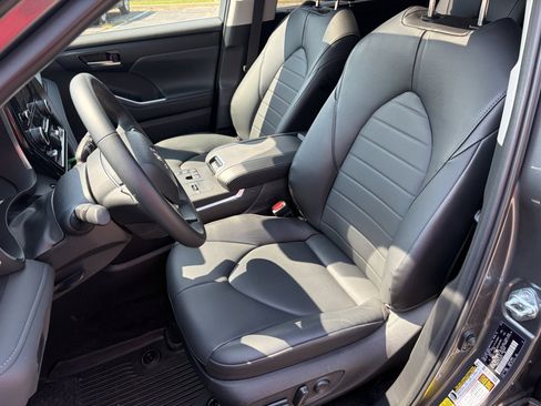 Used 2023 Toyota Highlander XLE AWD/4WD image 11