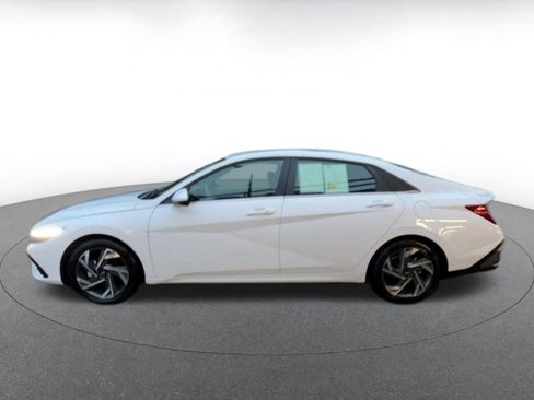 Used 2025 Hyundai Elantra SEL image 9