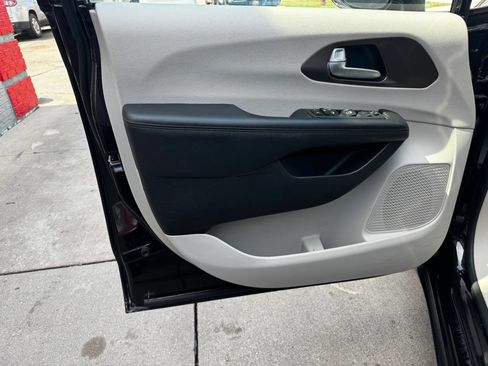 Used 2018 Chrysler Pacifica Touring-L FWD image 19