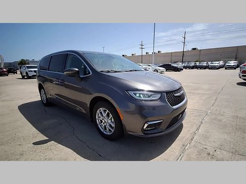 Used 2023 Chrysler Pacifica Touring-L FWD image 35