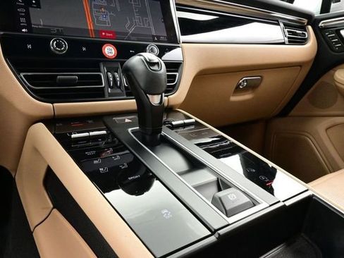 Certified 2023 Porsche Macan AWD/4WD image 11