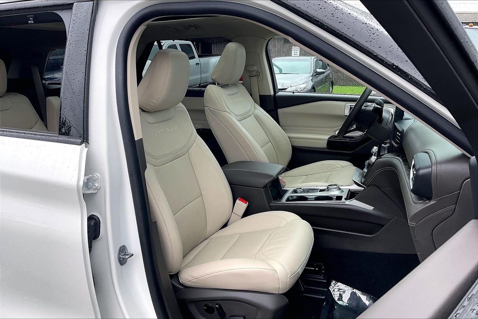 Used 2024 Ford Explorer Platinum w/ Technology Package AWD/4WD image 9