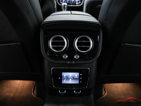Used 2018 Bentley Bentayga image 64