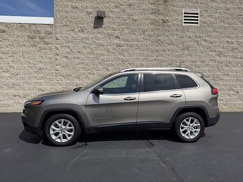 Used 2016 Jeep Cherokee Latitude w/ Cold Weather Group image 5