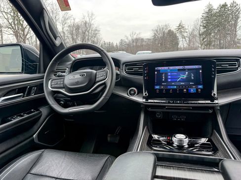 Used 2023 Jeep Wagoneer Series III w/ Preferred Equipment Group image 26