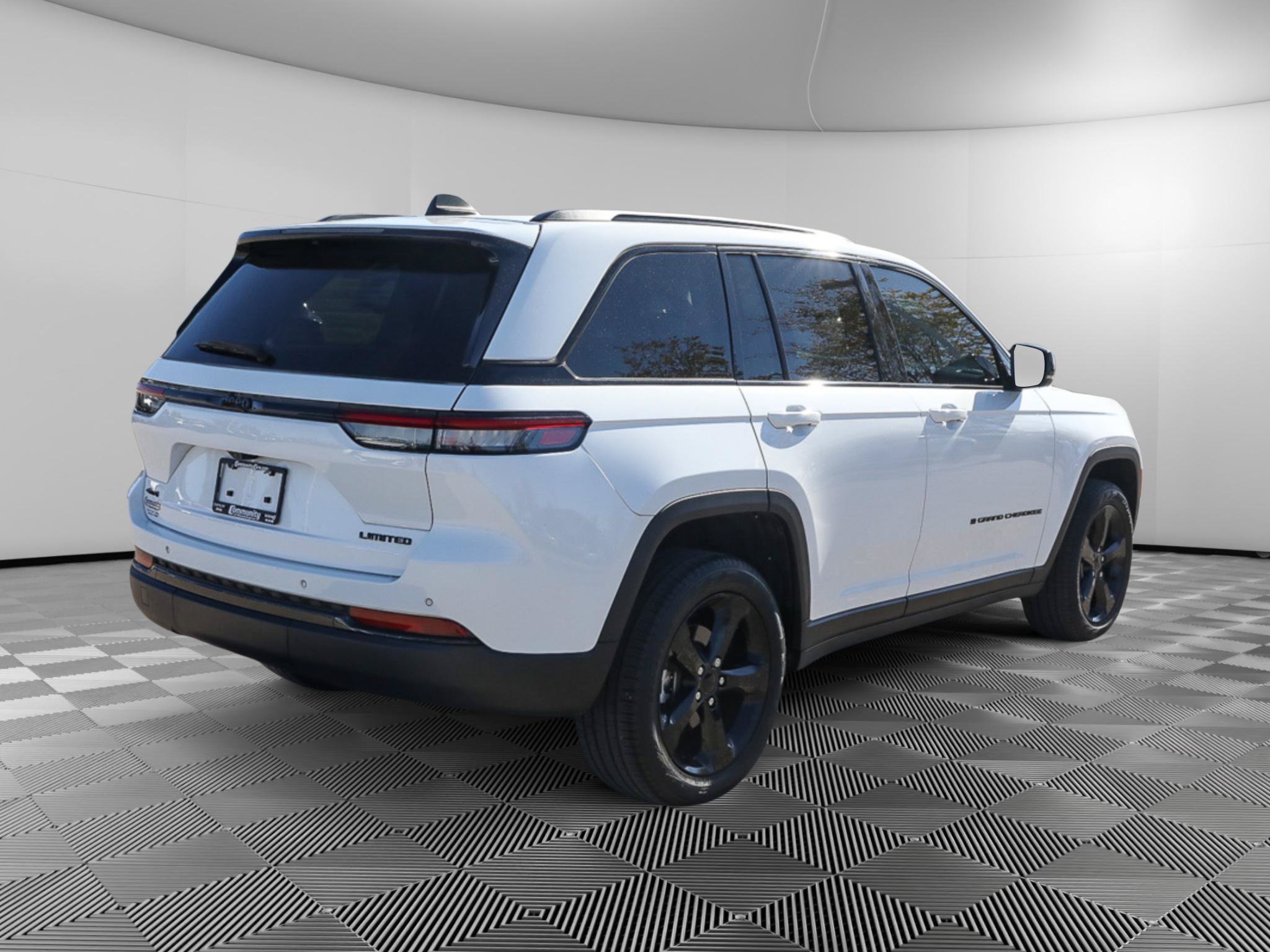 Used 2023 Jeep Grand Cherokee Limited w/ Black Appearance Package AWD/4WD image 8