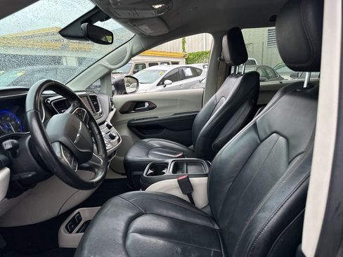 Used 2019 Chrysler Pacifica Touring-L image 13