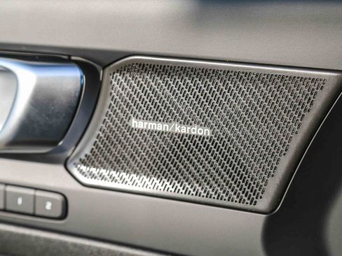 Certified 2025 Volvo XC40 B5 Ultra image 28