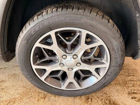 Used 2019 Jeep Grand Cherokee Overland AWD/4WD image 37