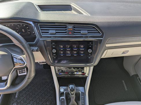 Used 2022 Volkswagen Tiguan SEL R-Line AWD/4WD image 18