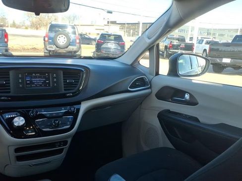 Used 2017 Chrysler Pacifica Touring image 12