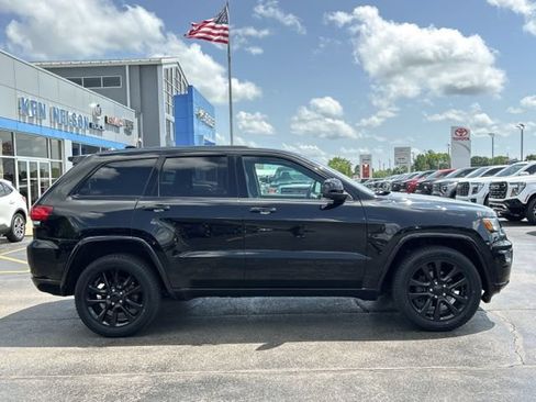 Used 2018 Jeep Grand Cherokee Altitude AWD/4WD image 12