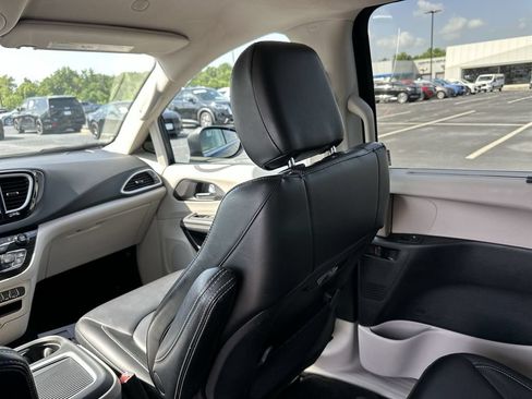 Used 2023 Chrysler Pacifica Touring-L FWD image 11