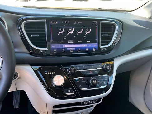 Used 2023 Chrysler Pacifica Touring-L FWD image 15