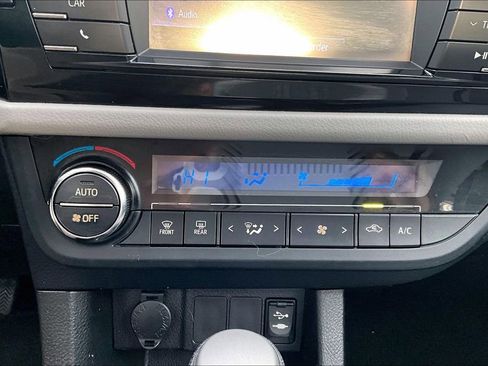 Used 2014 Toyota Corolla LE image 31