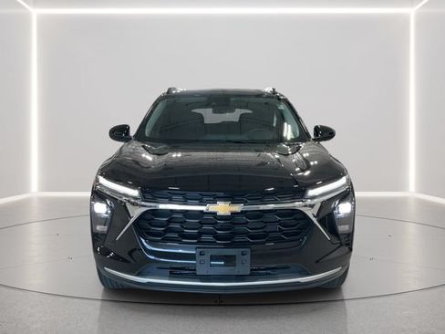 Used 2025 Chevrolet Trax LT w/ LT Convenience Package FWD image 9