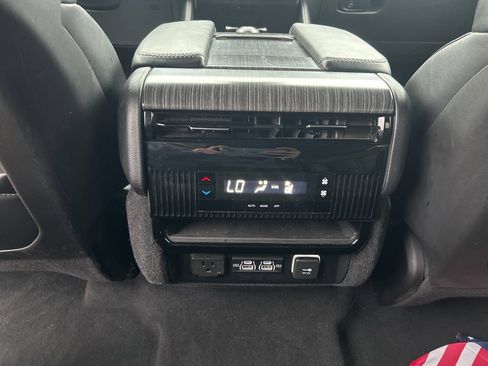 Used 2023 Jeep Wagoneer L Series II image 13