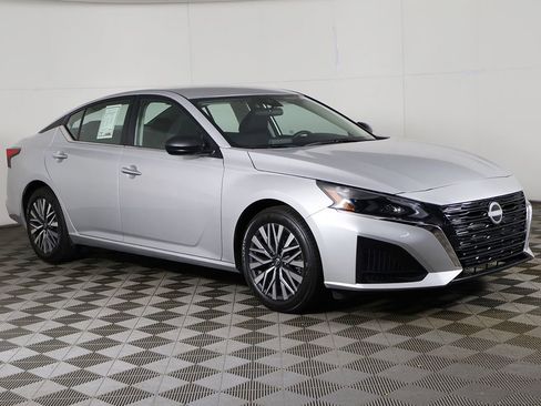 Used 2025 Nissan Altima 2.5 SV FWD image 2