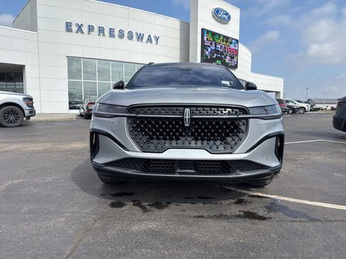 Used 2025 Lincoln Nautilus Reserve image 3