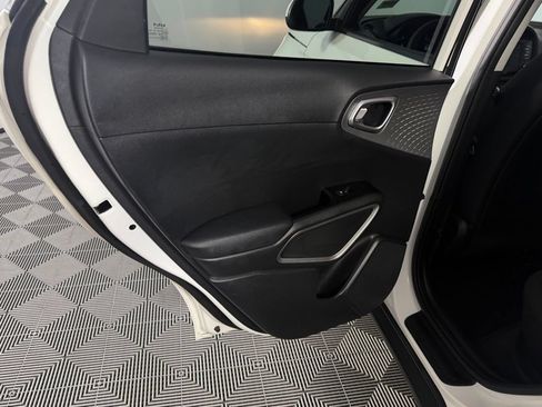 Used 2025 Kia Soul LX w/ LX Technology Package FWD image 28