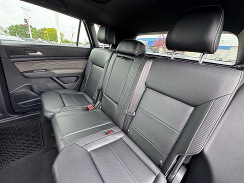 Used 2022 Volkswagen Atlas Cross Sport SE AWD/4WD image 25