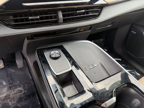 Used 2025 Buick Enclave Preferred w/ Power Package image 24