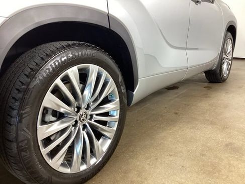 Used 2024 Toyota Highlander Platinum AWD/4WD image 9