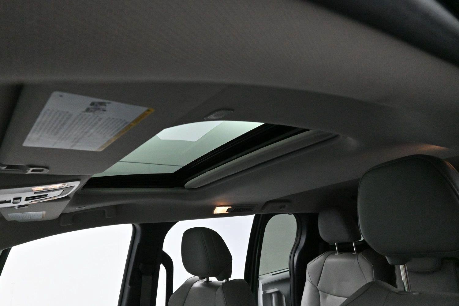 Used 2025 Toyota Sienna XLE FWD image 28