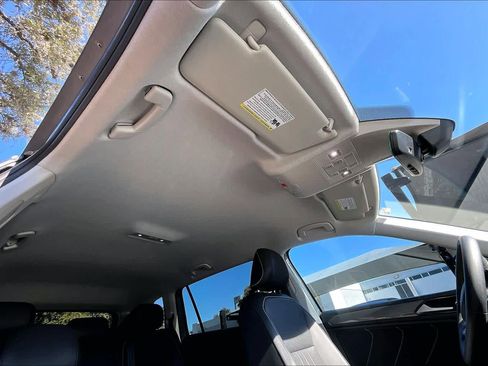 Certified 2023 Volkswagen Tiguan SE image 13