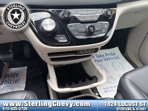 Used 2023 Chrysler Pacifica Touring-L FWD image 24