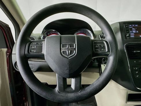 Used 2018 Dodge Grand Caravan SE w/ UConnect Hands-Free Group image 16