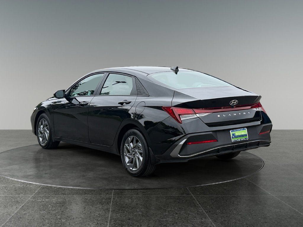 Used 2024 Hyundai Elantra SEL FWD image 8