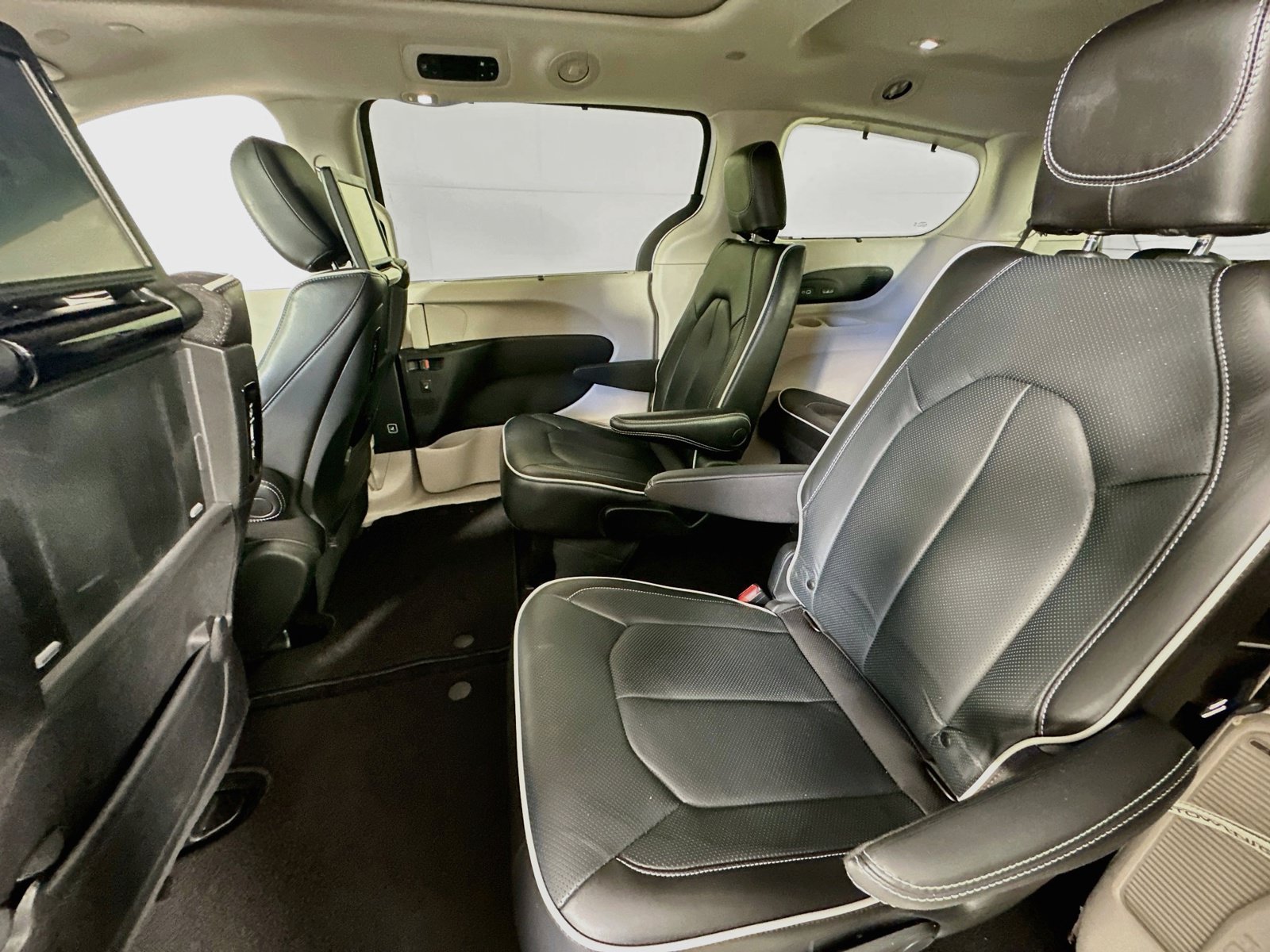 Used 2023 Chrysler Pacifica Limited w/ Uconnect Theater Family Group FWD image 26