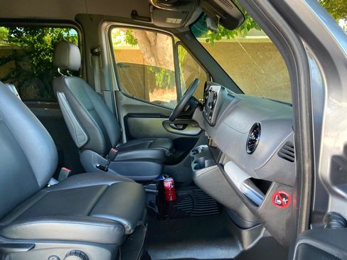 Used 2021 Mercedes-Benz Sprinter 2500 image 38