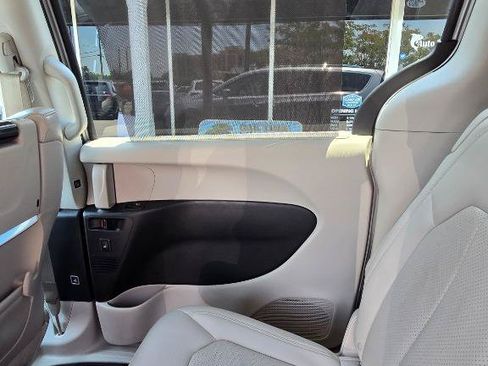 Used 2018 Chrysler Pacifica Touring-L Plus FWD image 11