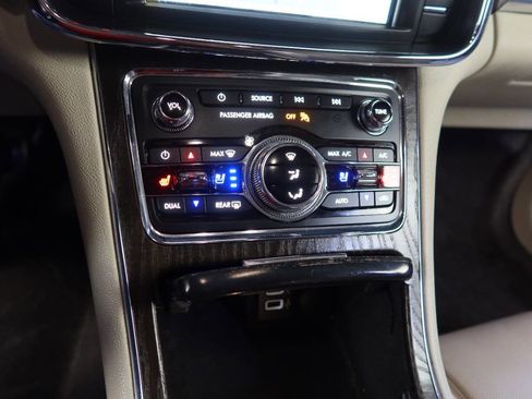 Used 2017 Lincoln Continental Select image 25