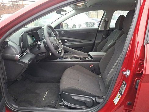 Certified 2025 Hyundai Elantra SE image 13