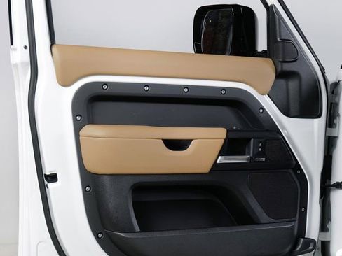 New 2026 Land Rover Defender 130 X-Dynamic SE image 28