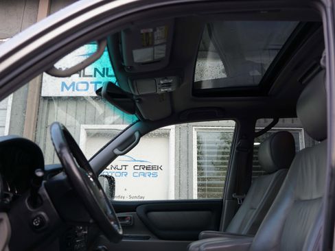 Used 2004 Toyota Land Cruiser image 40