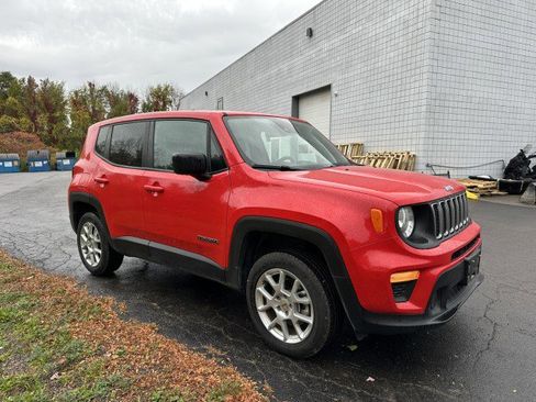 Used 2023 Jeep Renegade Latitude image 3