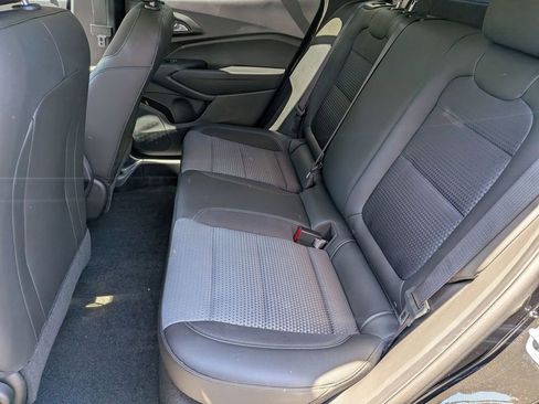 Used 2025 Chevrolet Trax LT w/ LT Convenience Package FWD image 21