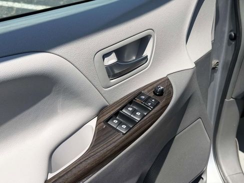 Used 2016 Toyota Sienna XLE w/ XLE Navigation Package FWD image 18