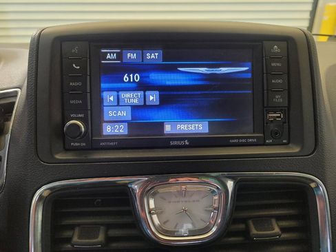 Used 2015 Chrysler Town & Country Touring image 25