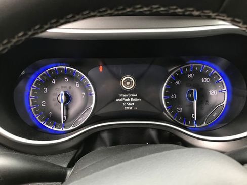 Used 2024 Chrysler Pacifica Touring-L image 10