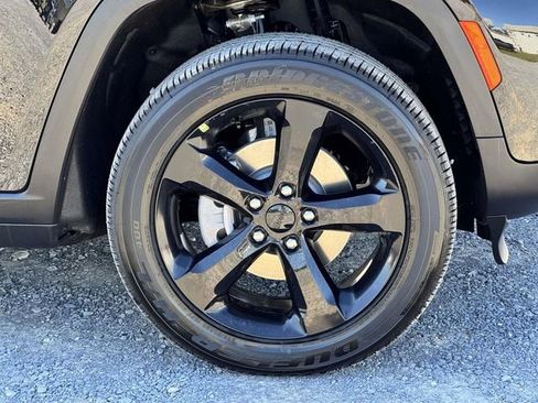 New 2025 Jeep Grand Cherokee Altitude image 24