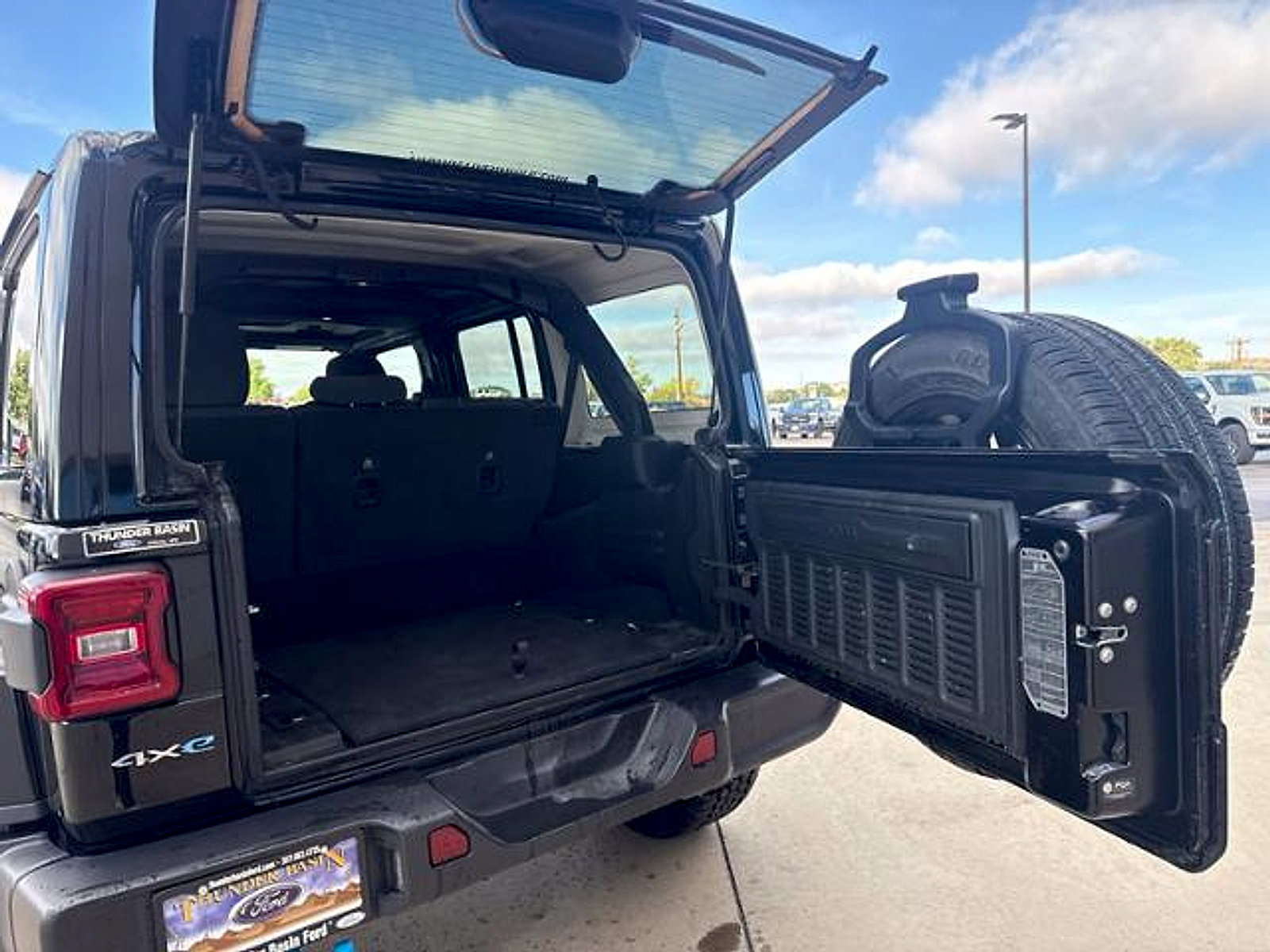 Used 2024 Jeep Wrangler Unlimited Sahara AWD/4WD image 7