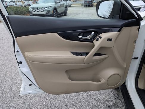 Used 2020 Nissan Rogue SL w/ Premium Package image 12