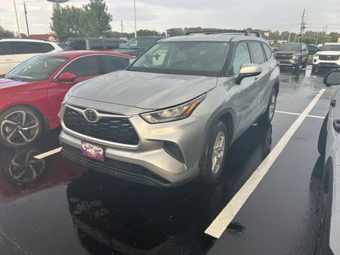 Used 2020 Toyota Highlander L FWD image 1
